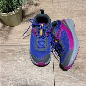 COLUMBIA HIKING TENNIS SHOES SIZE 4 PERFECT CONDITION